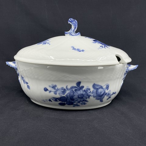 Blue Flower Curved tureen, 1898-1923.
