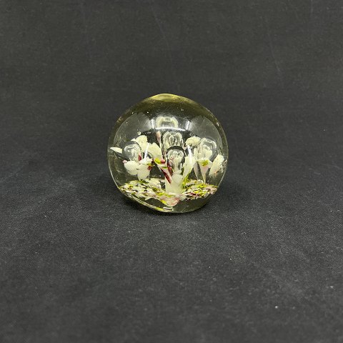 Paperweight in glass with flowers inlaid
