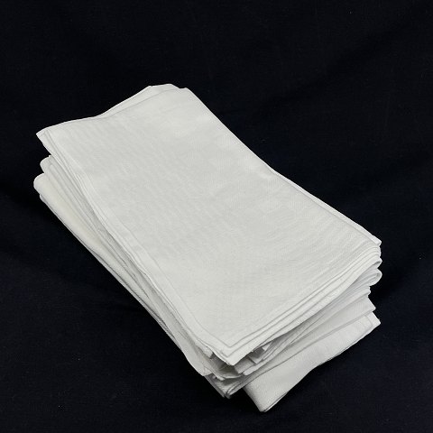 12 identical napkins in damask