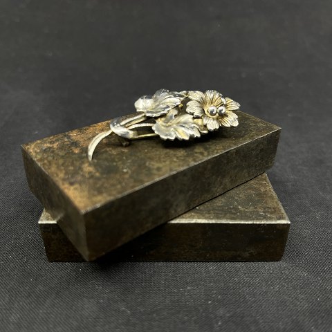 Leaf brooch in silver