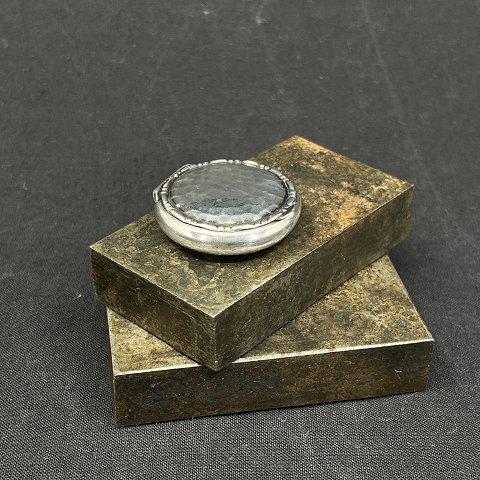 Round pill box in silver