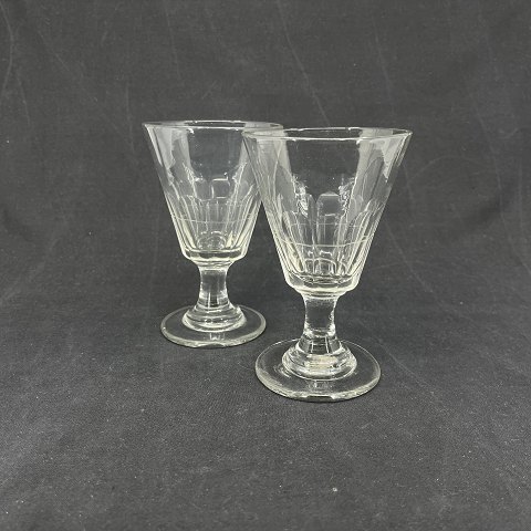 A pair of French pub glasses