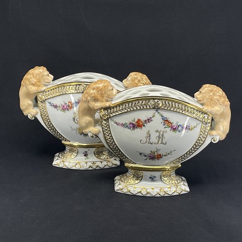 A rare pair of bouquetiere with lions