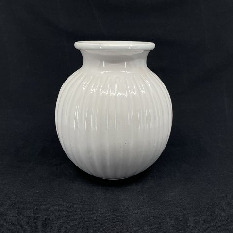 Rund hvid riflet vase fra L. Hjorth