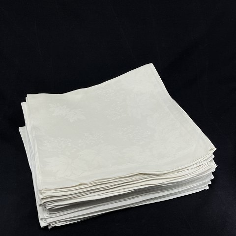 16 identical napkins in damask