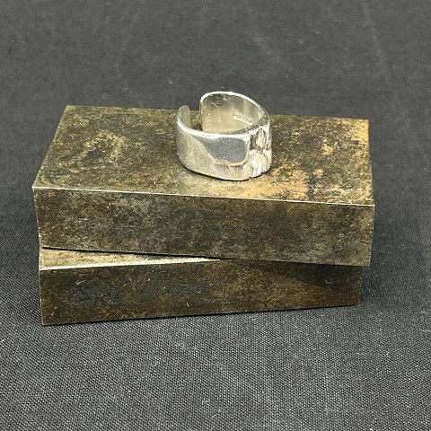 Modern ring in silver