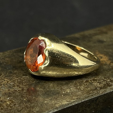 Ring with orange stones in 8 carat gold
