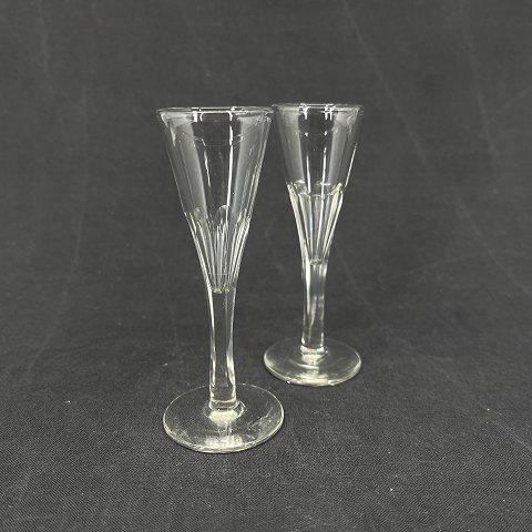 Et par spidsglas, snapseglas fra 1920